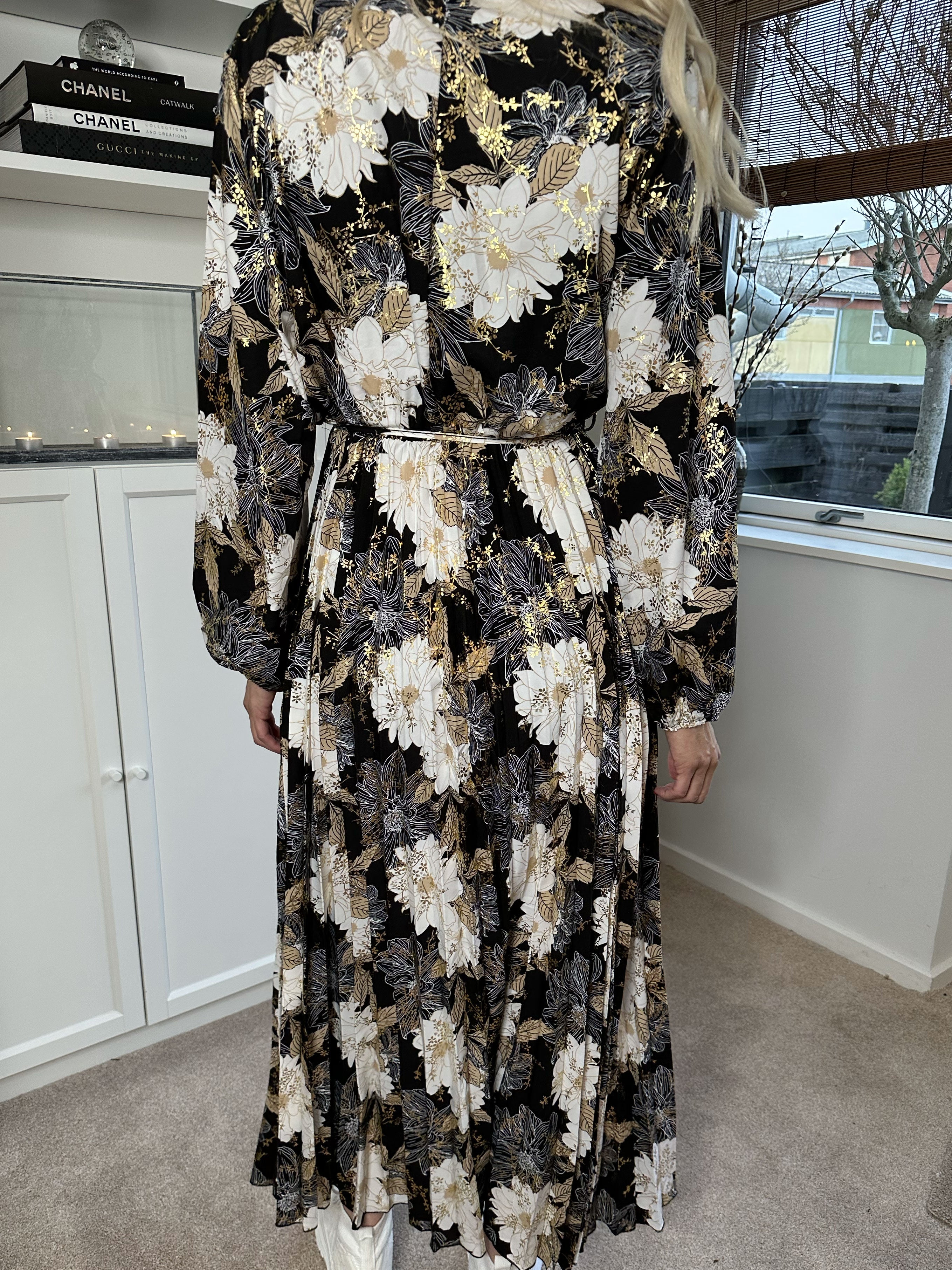 Marinella - Vacker lång klänning med blommönster